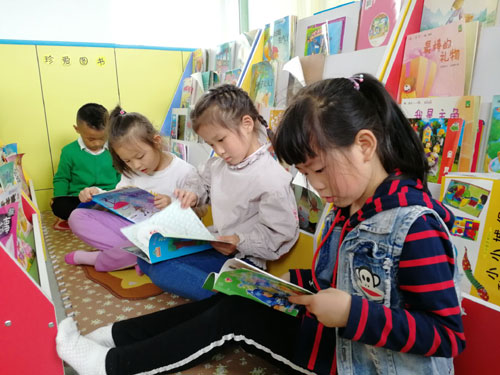 阳光幼儿园开展保护地球主题实践活动和世界读书日活动